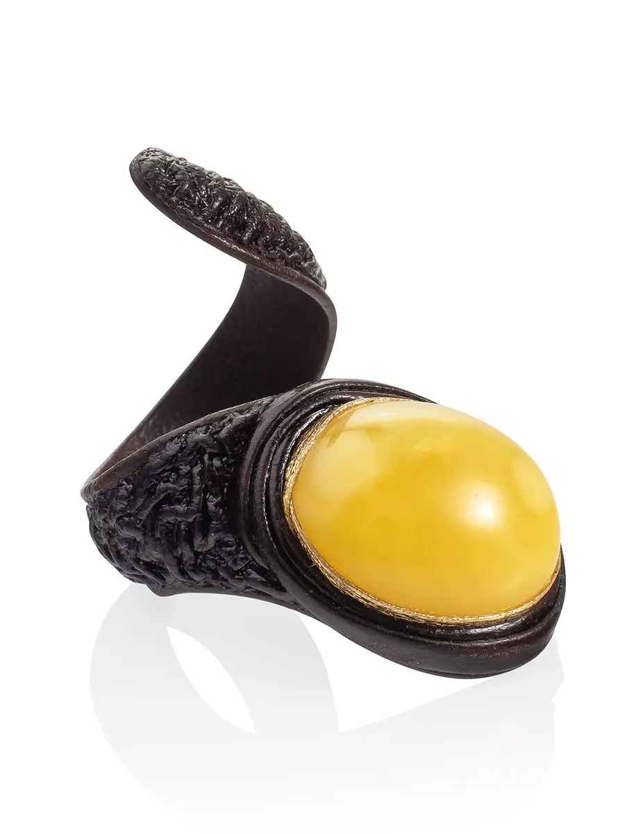 картинка Эффектное кольцо «Змейка» из тёмно-коричневой кожи и натурального янтаря в онлайн магазине