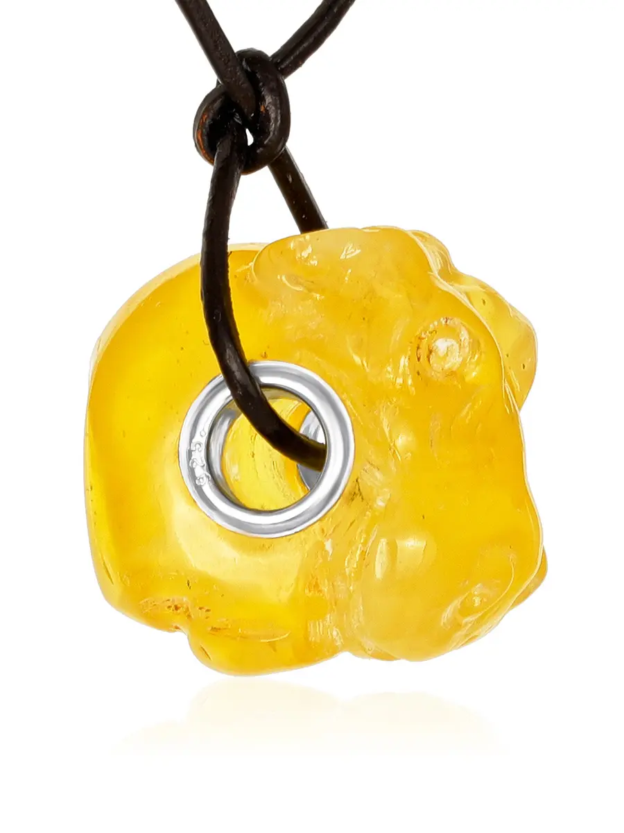 картинка Подвеска-шарм с резной янтарной фигуркой «Бегемот» в онлайн магазине