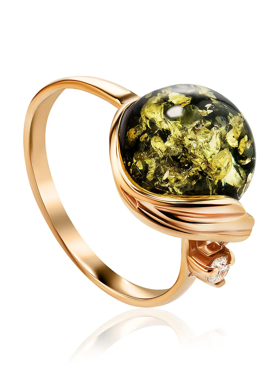 картинка Эффектное круглое кольцо из золота с натуральным зелёным янтарём и кристаллами «Лебедь» в онлайн магазине