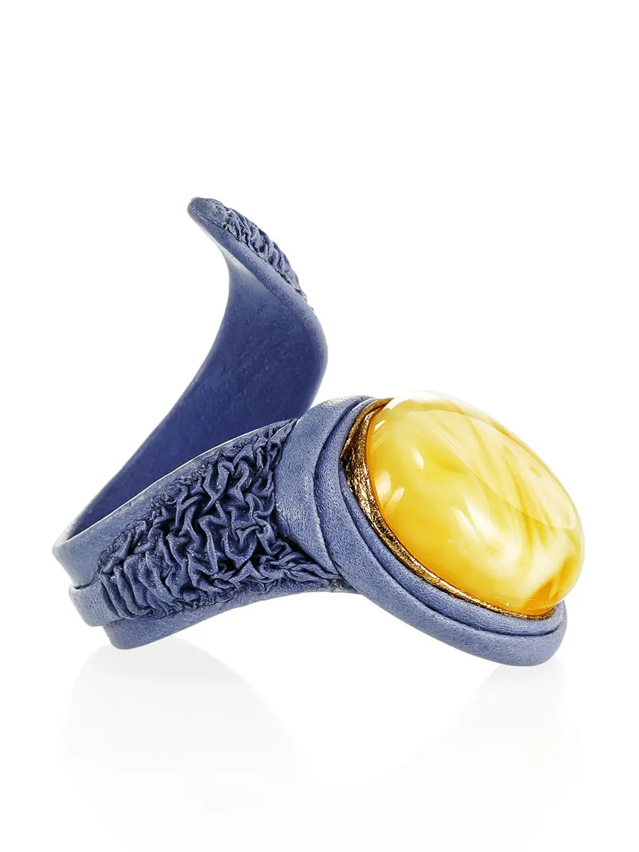 картинка Эффектное кольцо «Змейка» из лиловой кожи и натурального янтаря в онлайн магазине