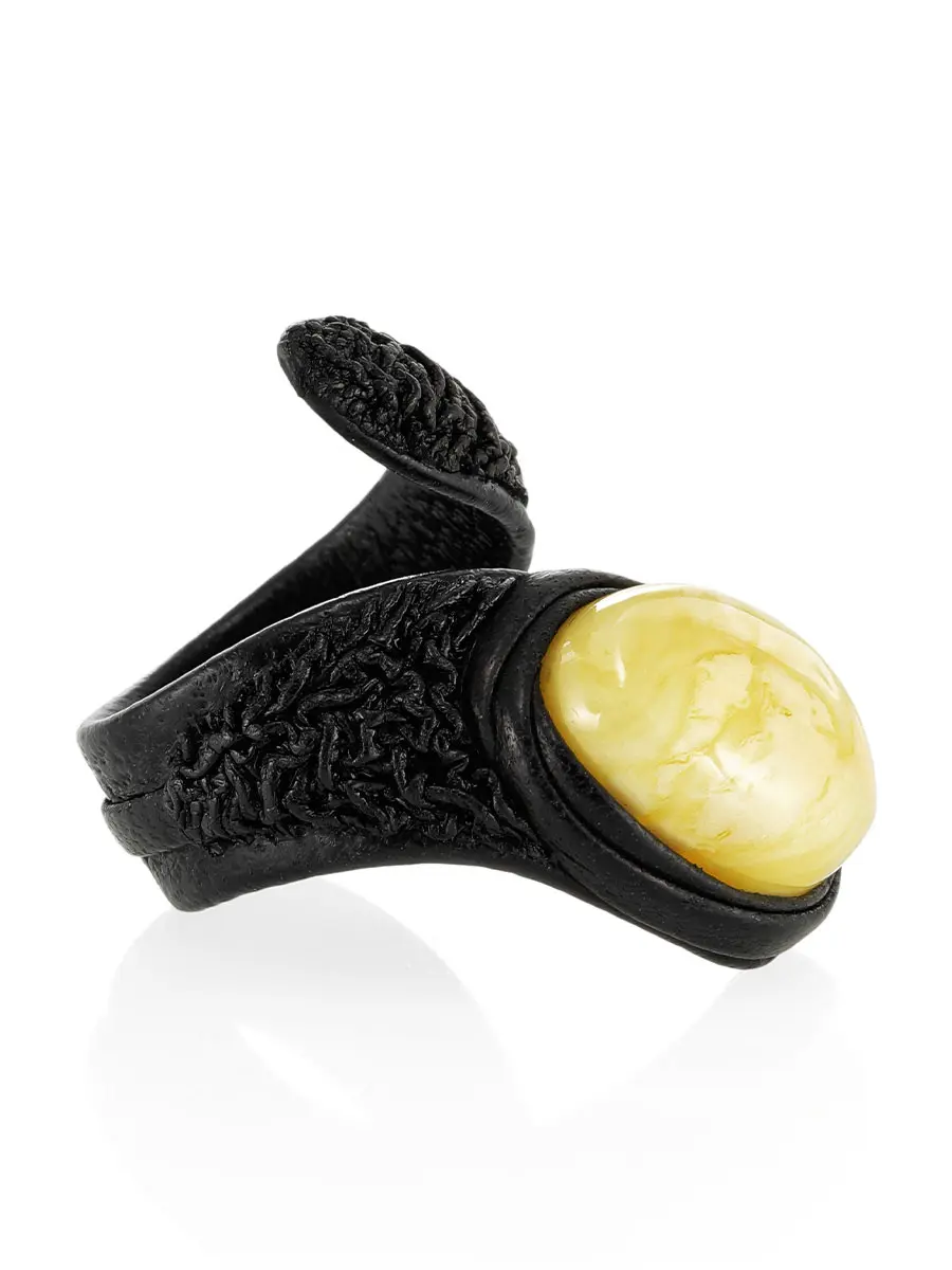 картинка Необычное кольцо из натуральной кожи с натуральным янтарём «Змейка» в онлайн магазине