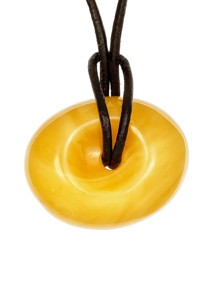 картинка Небольшая подвеска из цельного медового янтаря «Донат» в онлайн магазине