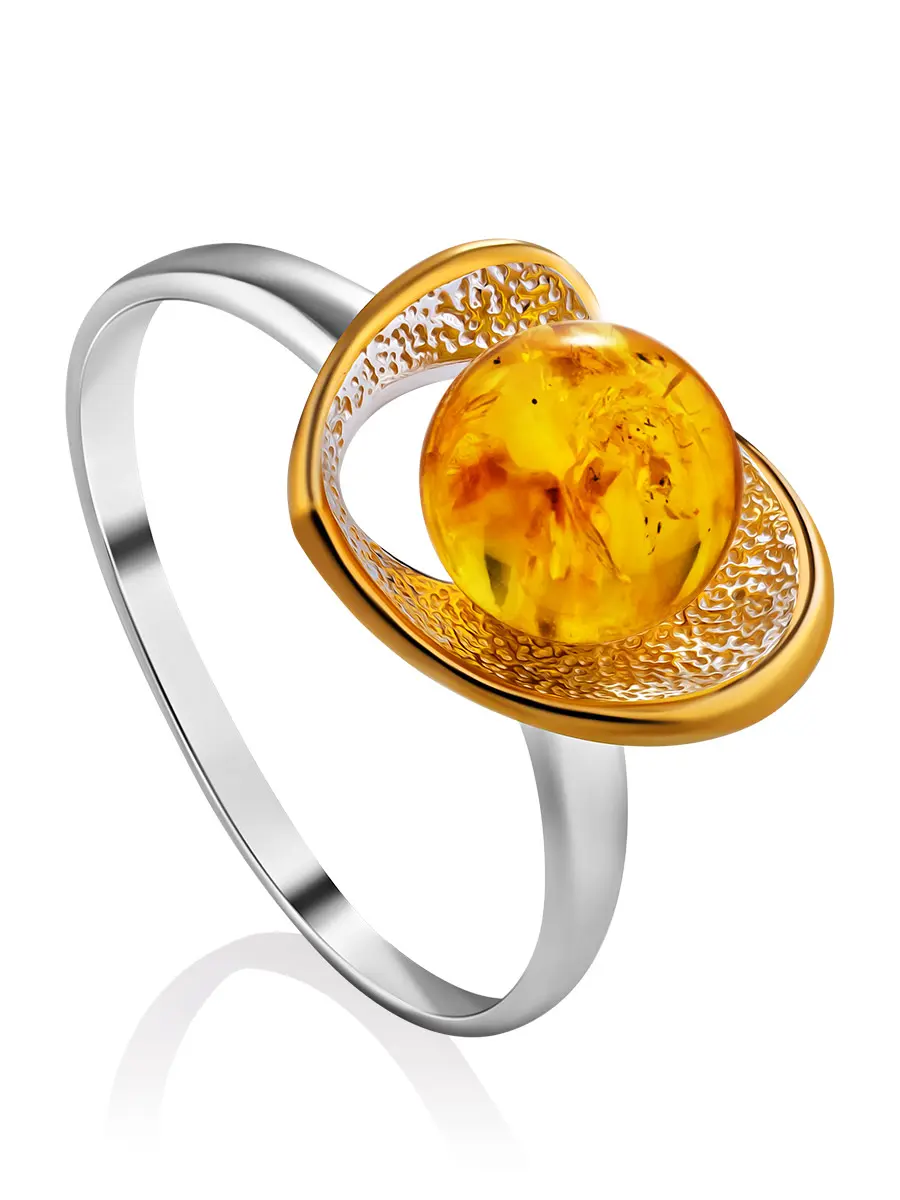 картинка Нежное кольцо из серебра с золочением, украшенное янтарём «Скарлетт» в онлайн магазине