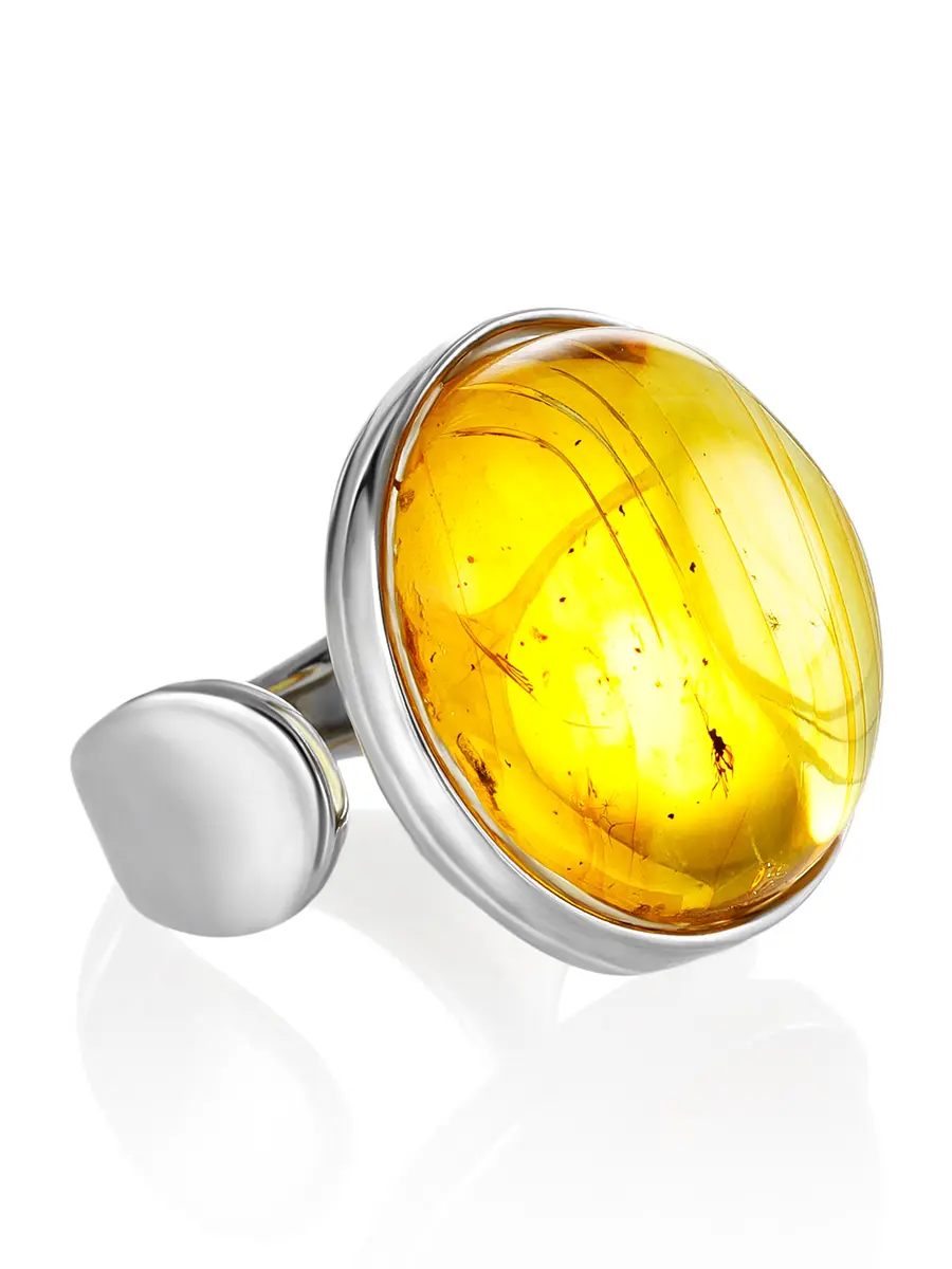 картинка Серебряное кольцо с крупной вставкой из янтаря с инклюзом «Глянец» в онлайн магазине