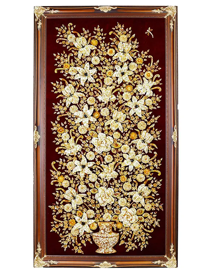 картинка Роскошная картина из натурального балтийского янтаря на красном бархате «Букет с белыми лилиями и орхидеями» в онлайн магазине