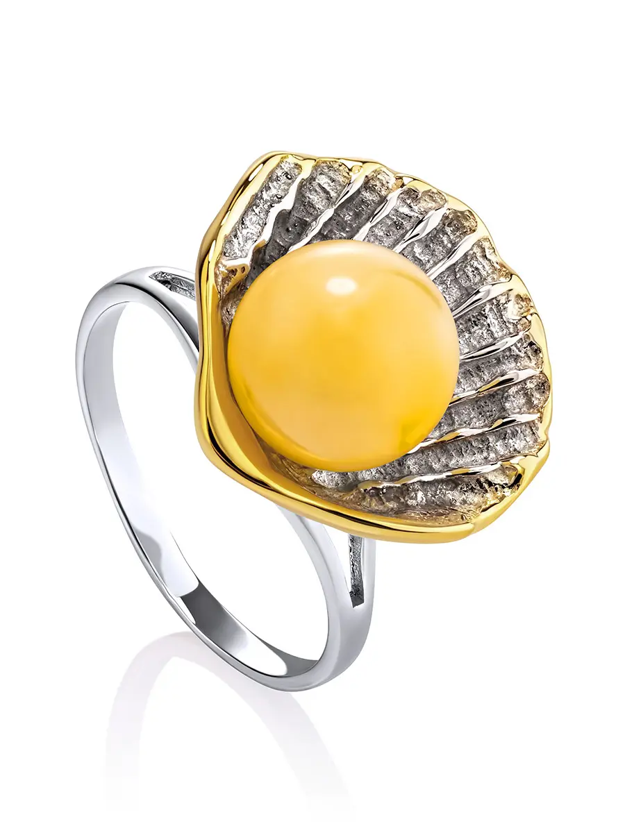 картинка Оригинальное кольцо «Ракушка» из серебра с золочением и янтаря в онлайн магазине