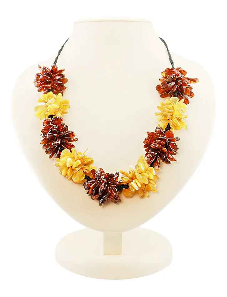 картинка Крупное нарядное колье из янтаря вишневого и медового цвета «Хризантема» на шнурке в онлайн магазине