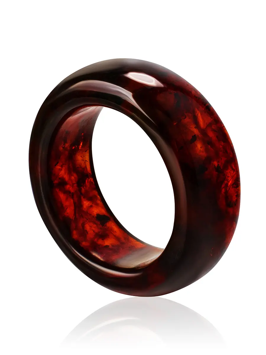 картинка Эффектное кольцо из натурального формованного вишнёвого янтаря «Везувий» в онлайн магазине