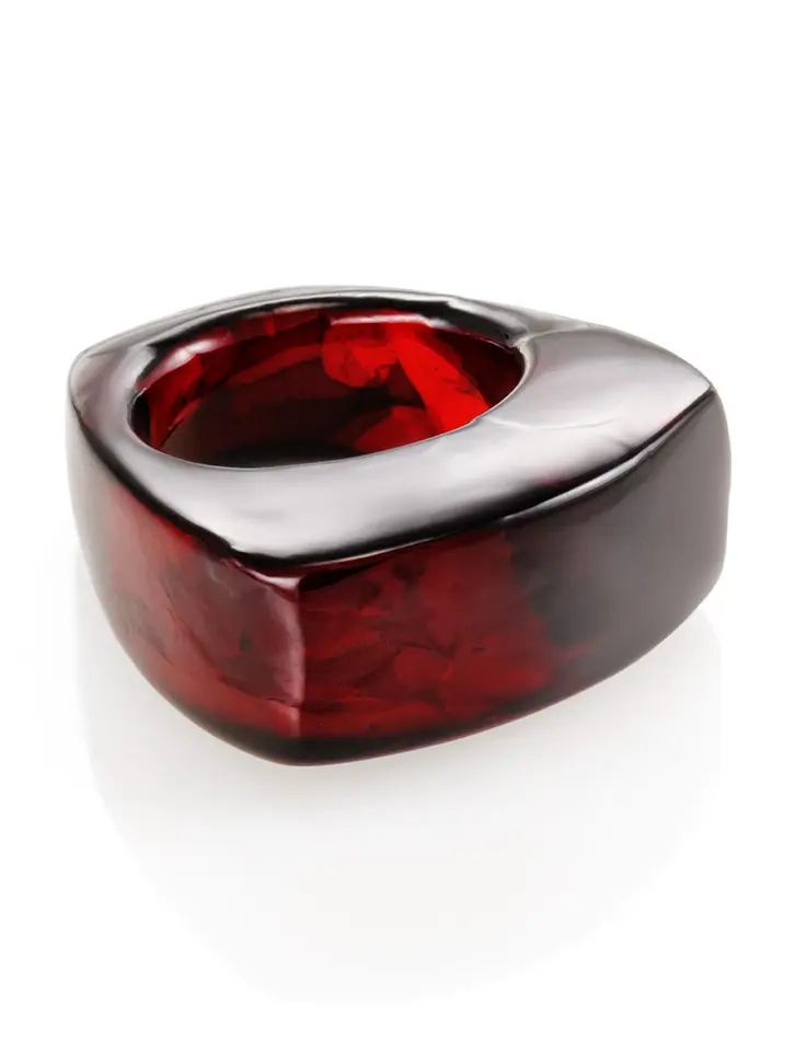 картинка Цельное объёмное кольцо из формованного янтаря вишнёвого цвета «Везувий» в онлайн магазине