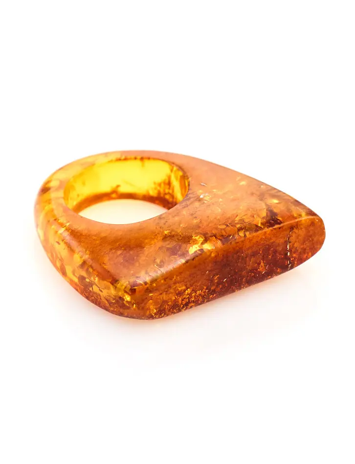картинка Стильное кольцо из цельного балтийского янтаря коньячного цвета «Фаэтон» в онлайн магазине