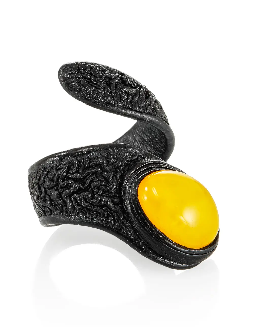 картинка Завораживающее кольцо с медовым янтарём в коже «Змейка» в онлайн магазине