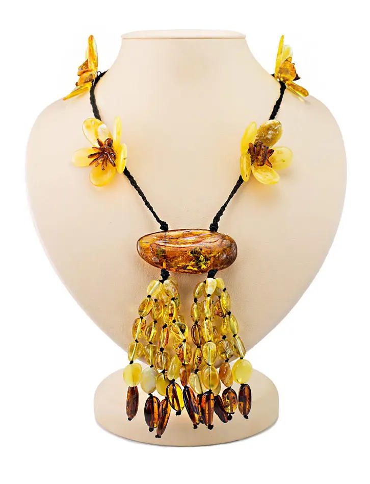 картинка Яркое плетёное колье в этническом стиле из натурального янтаря «Галстук с цветами» в онлайн магазине