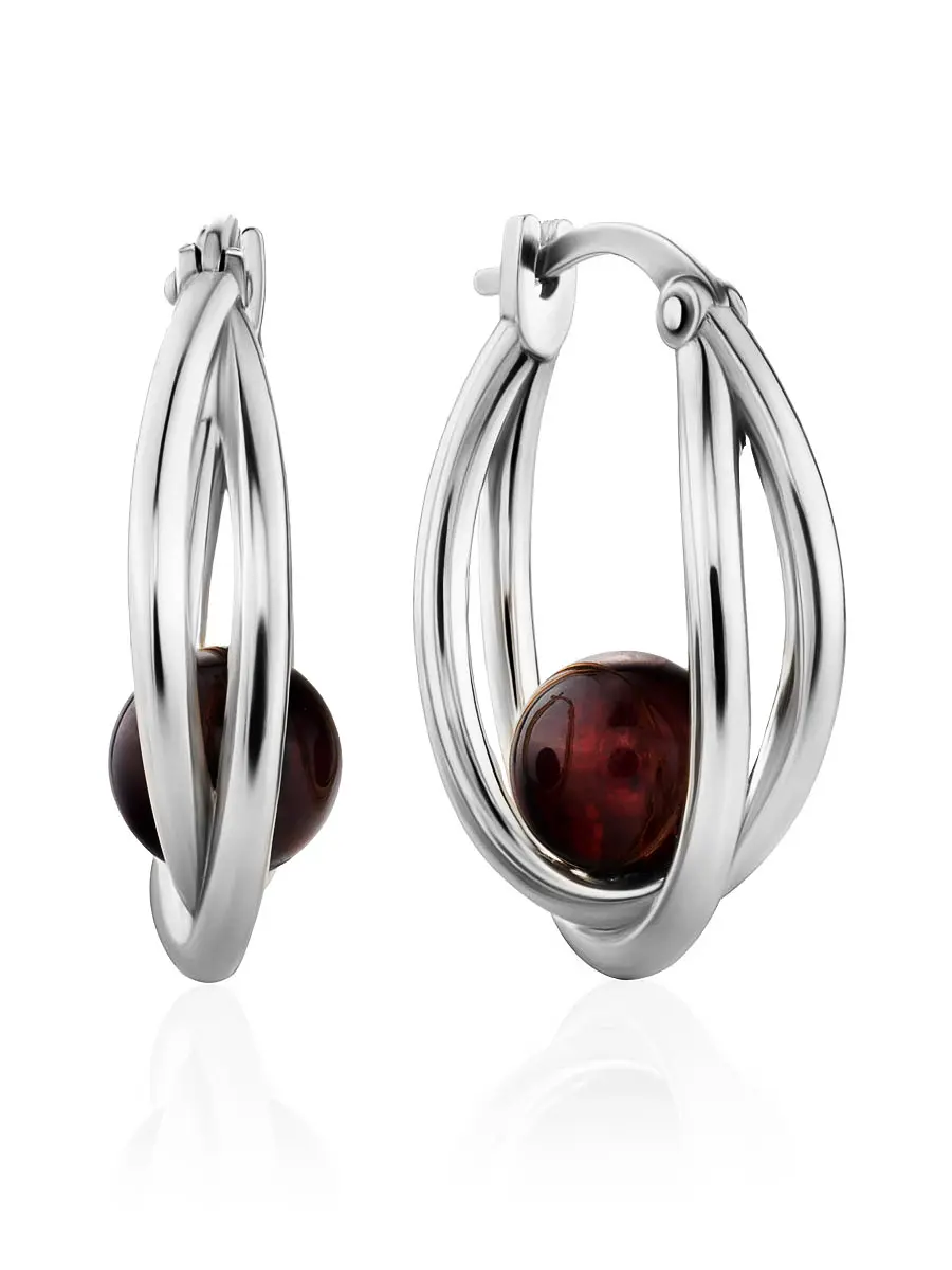 картинка Ультрамодные серьги-кольца из серебра с натуральным янтарем вишнёвого цвета «Помпиду» в онлайн магазине