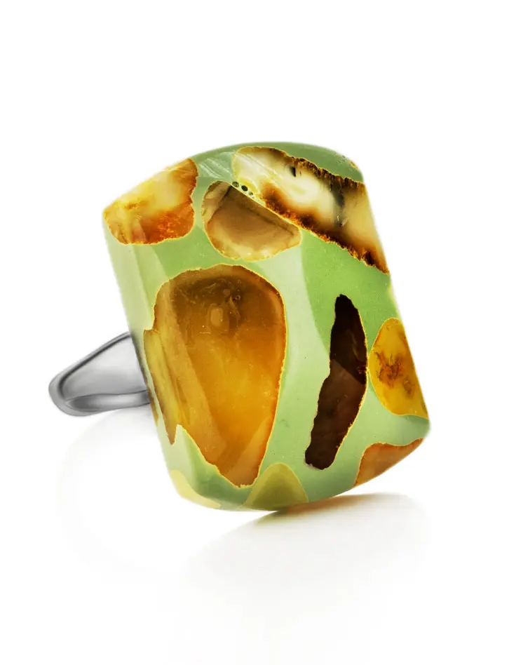 картинка Яркое кольцо «Далматин» из зелёного полимера и натурального янтаря в онлайн магазине