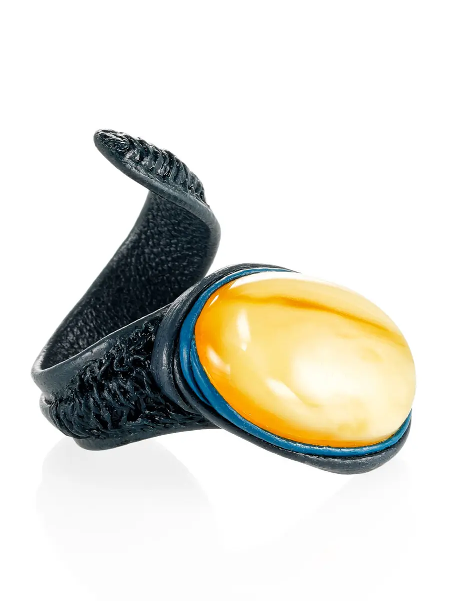 картинка Эффектное кольцо «Змейка» из кожи двух оттенков и натурального янтаря в онлайн магазине
