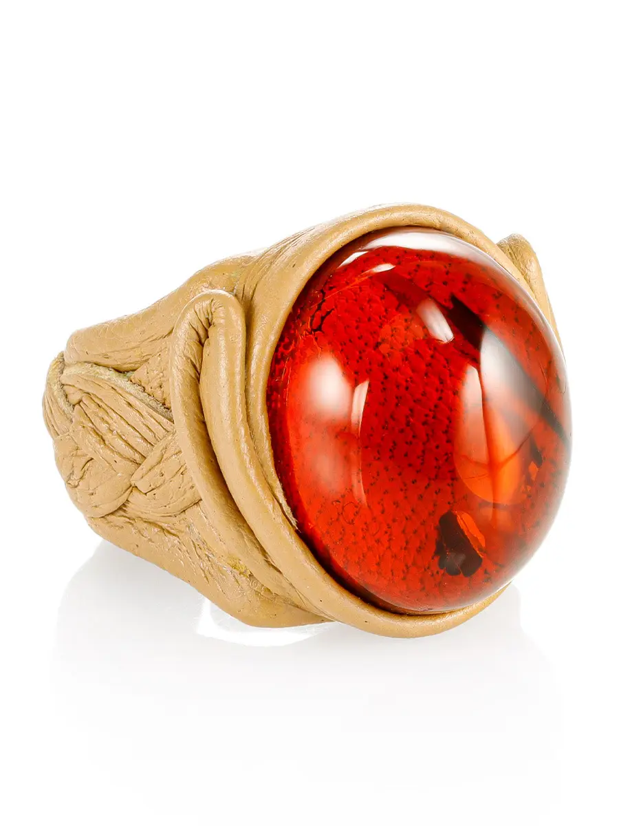 картинка Стильное кольцо ручной работы из бежевой кожи и натурального янтаря «Нефертити» в онлайн магазине