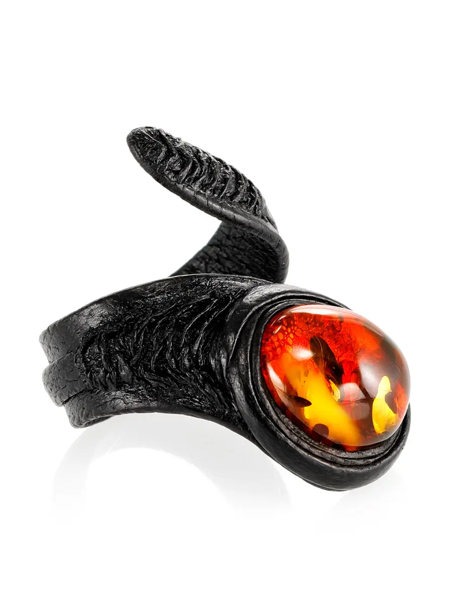 картинка Кольцо-змейка из натуральной кожи с вставкой прозрачного вишневого янтаря в онлайн магазине