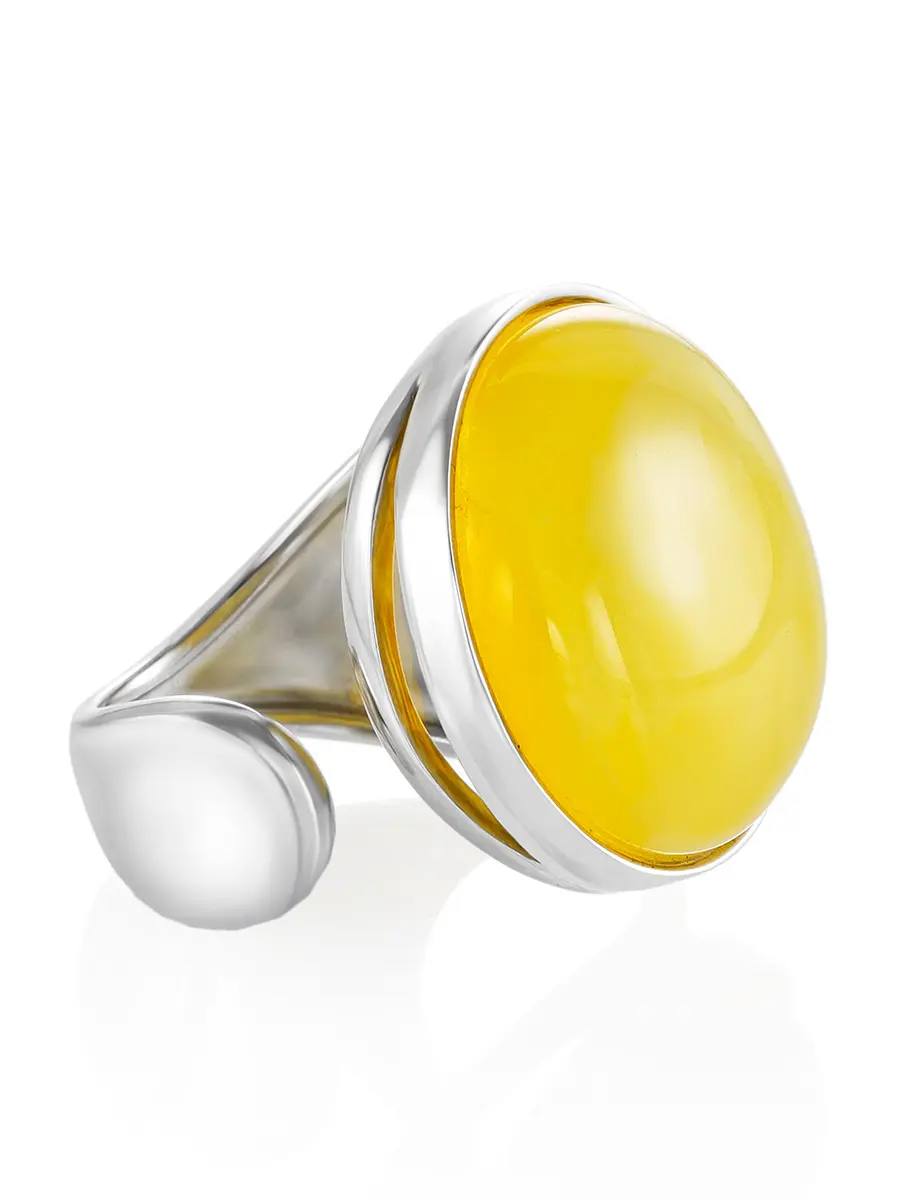картинка Серебряное кольцо с крупной вставкой из натурального медового янтаря «Глянец» в онлайн магазине