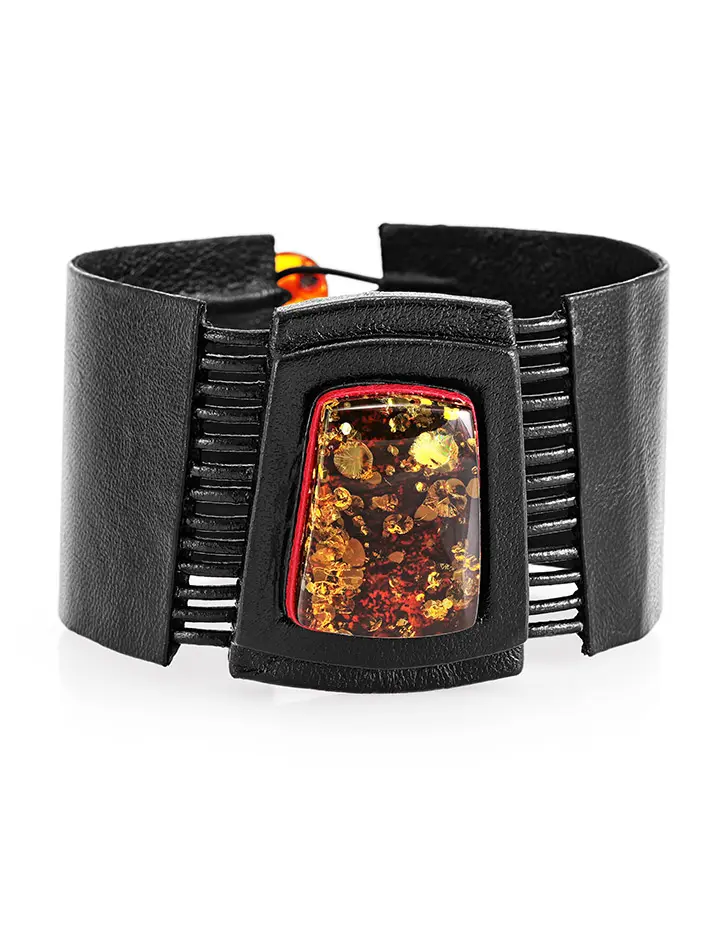 картинка Широкий стильный браслет из натуральной кожи с вставкой из искрящегося янтаря «Амазонка» в онлайн магазине