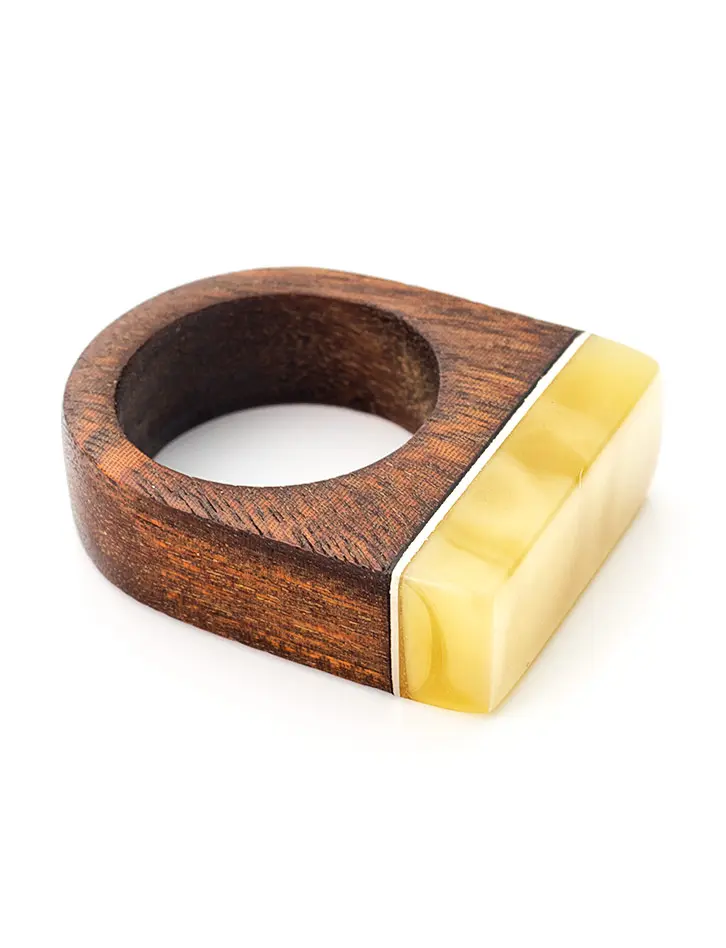картинка Стильное кольцо из бразильского ореха и цельного медового янтаря «Индонезия» в онлайн магазине