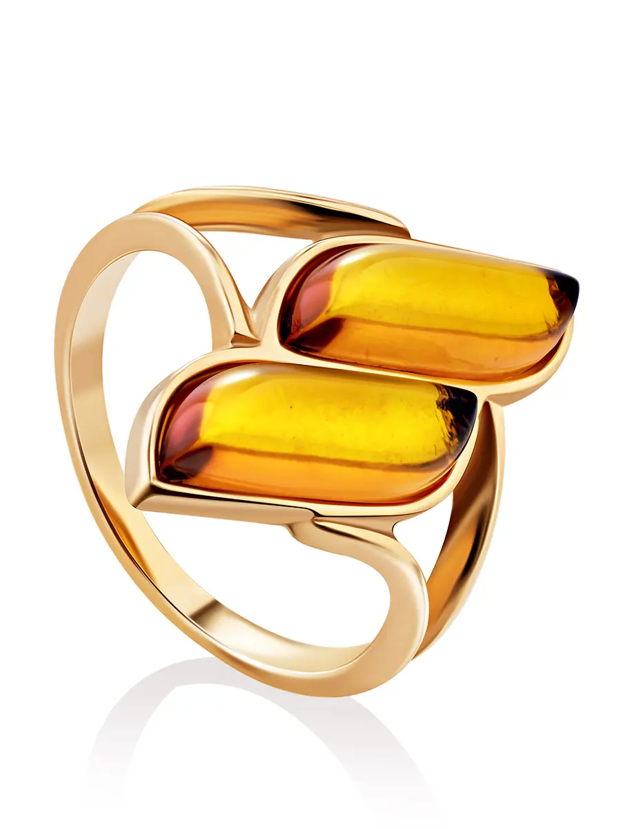 картинка Стильное кольцо из позолоченного серебра и коньячного янтаря «Тильда» в онлайн магазине