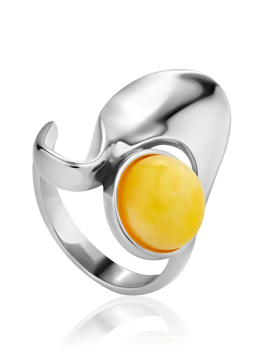 картинка Крупное кольцо в футуристическом дизайне, украшенное медовым янтарём «Маверикс» в онлайн магазине