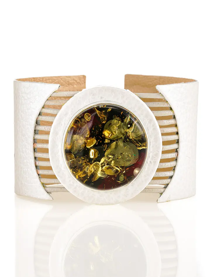 картинка Стильный браслет-манжета «Амазонка» из белой кожи и искрящегося янтаря в онлайн магазине