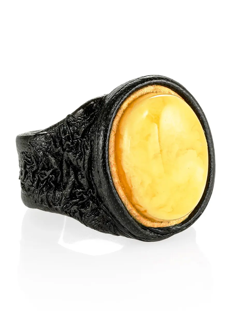 картинка Крупное кольцо из кожи и натурального молочно-медового янтаря «Нефертити» в онлайн магазине