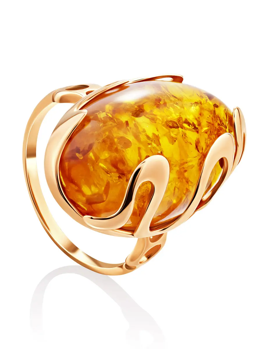 картинка Эффектное объёмное кольцо «Иллюзия» из натурального янтаря в золочённом серебре в онлайн магазине