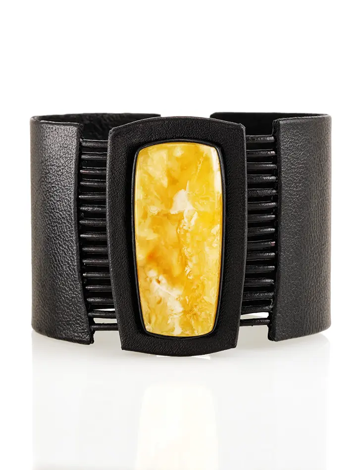 картинка Стильный браслет-манжета из натуральной кожи, украшенный пейзжаным янтарём «Амазонка» в онлайн магазине