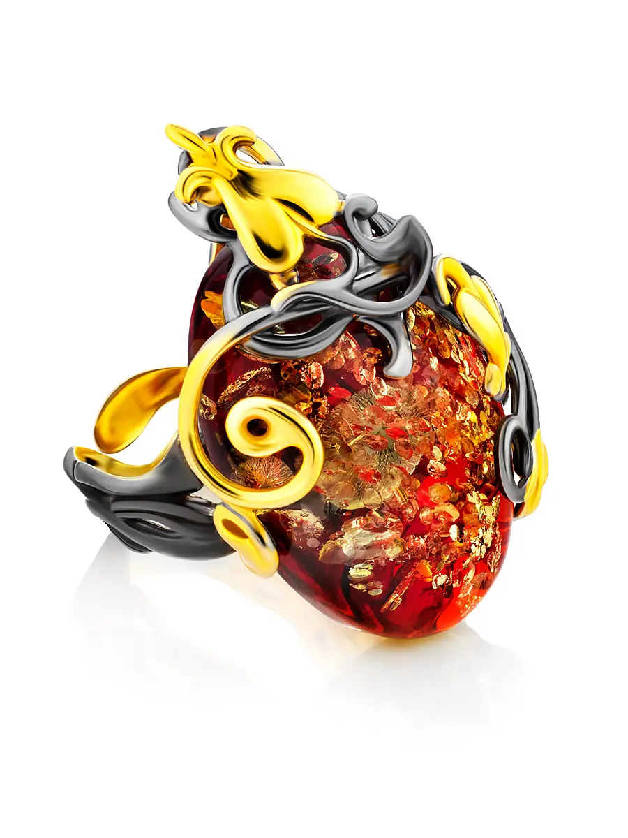 картинка Эффектное кольцо из янтаря красного цвета в серебре с позолотой «Версаль» в онлайн магазине