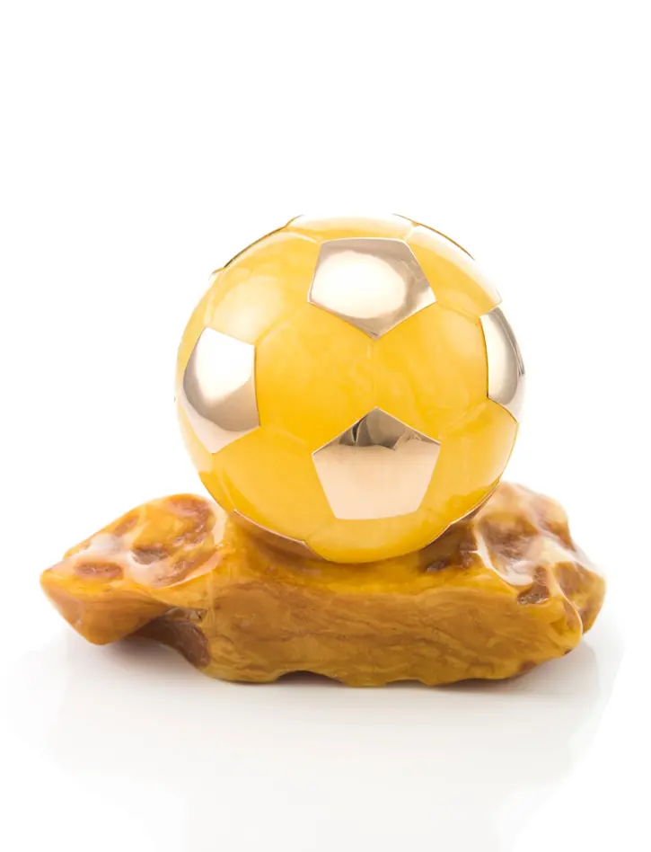 картинка Декоративный сувенир из цельного натурального янтаря и золота 585 пробы «Футбольный мяч» в онлайн магазине