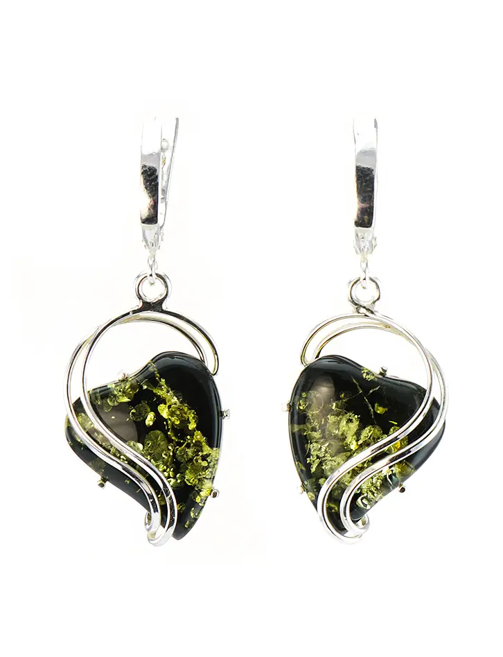 картинка Нарядные серьги из серебра с искрящимся зеленым янтарем природной формы сердца «Риальто» в онлайн магазине
