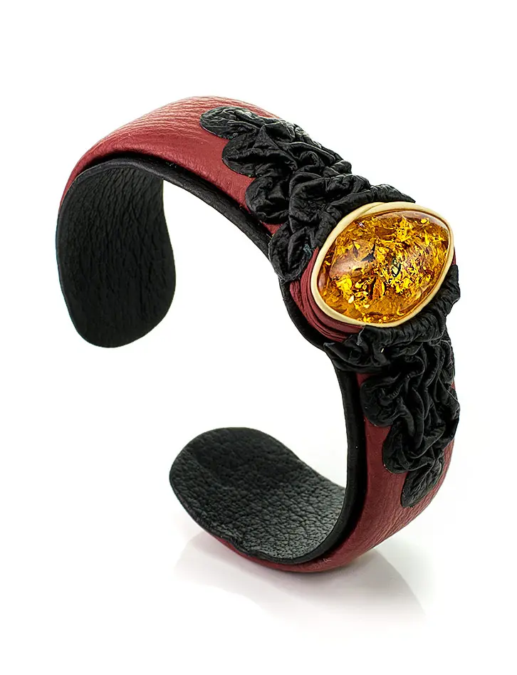 картинка Браслет из кожи, украшенный искрящимся янтарём «Амазонка» в онлайн магазине