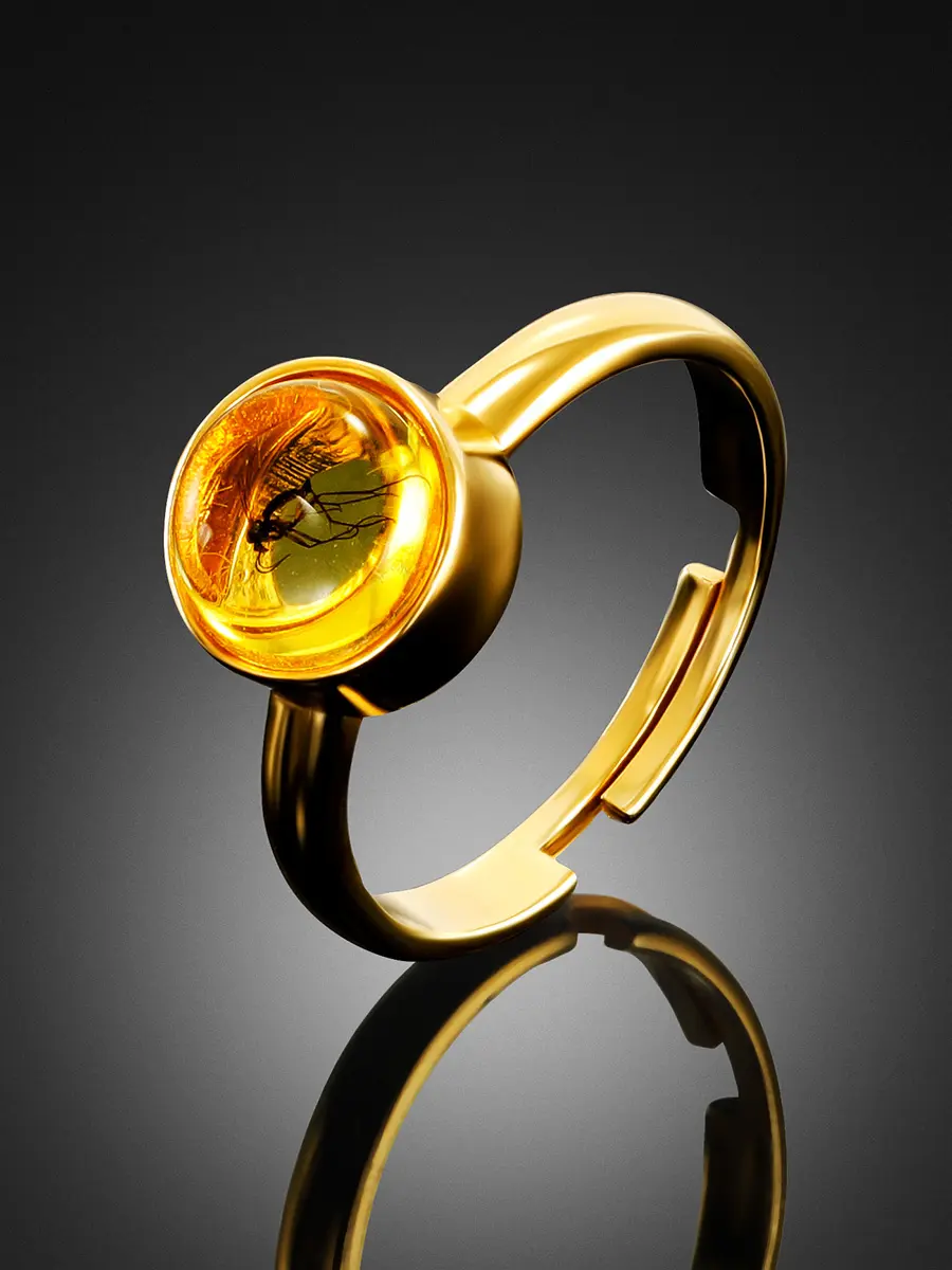 картинка Кольцо из натурального янтаря с инклюзом мушки «Клио» в онлайн магазине