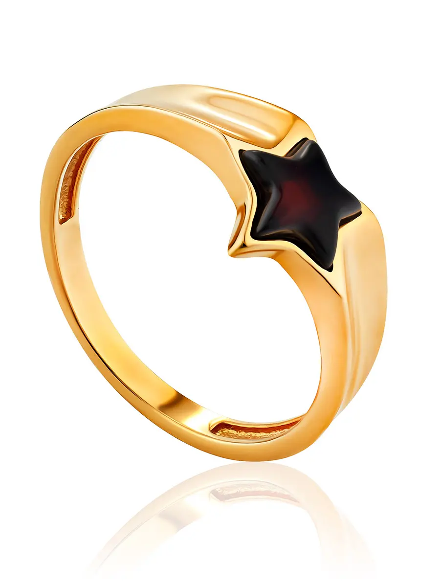 картинка Стильное трендовое кольцо «Суперстар» из позолоченного серебра и тёмно-вишнёвого янтаря в онлайн магазине