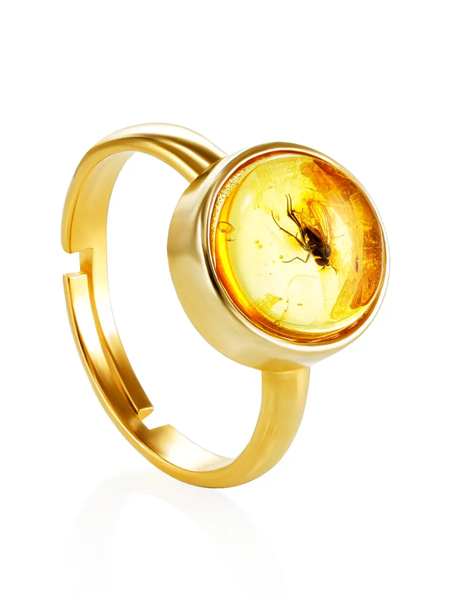 картинка Лаконичное кольцо из позолоченного серебра и янтаря с инклюзом «Клио»  в онлайн магазине