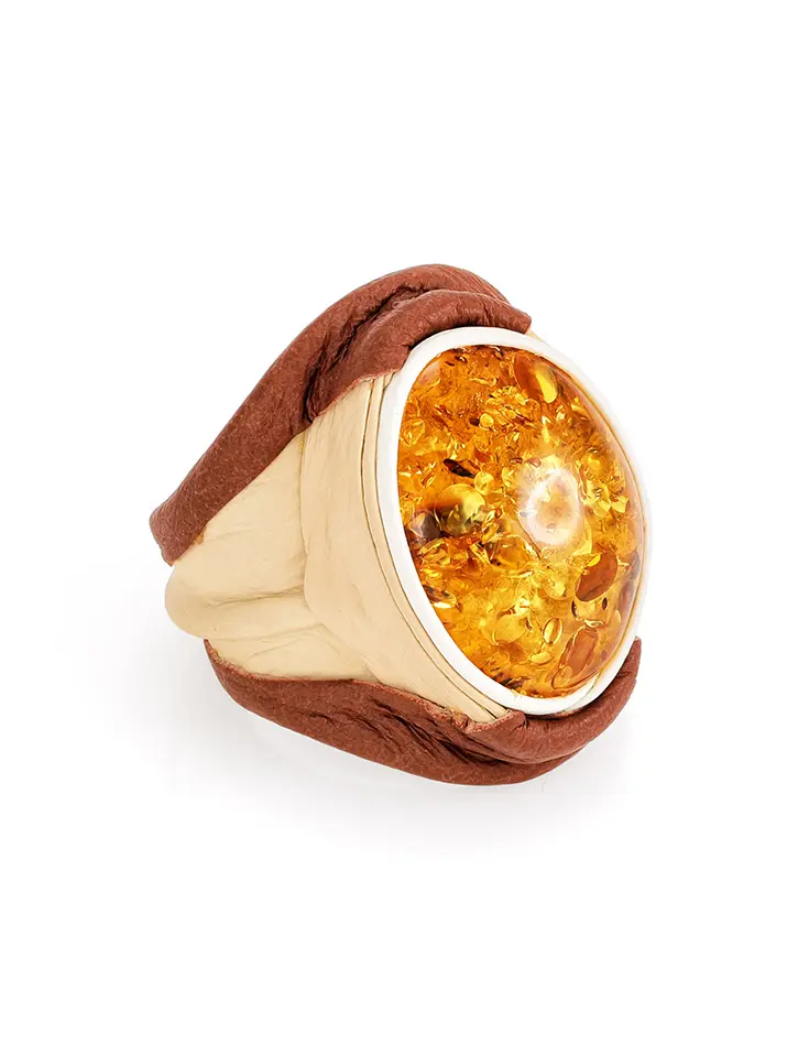 картинка Оригинальное кольцо из натуральной кожи с золотистым янтарём «Амазонка» в онлайн магазине