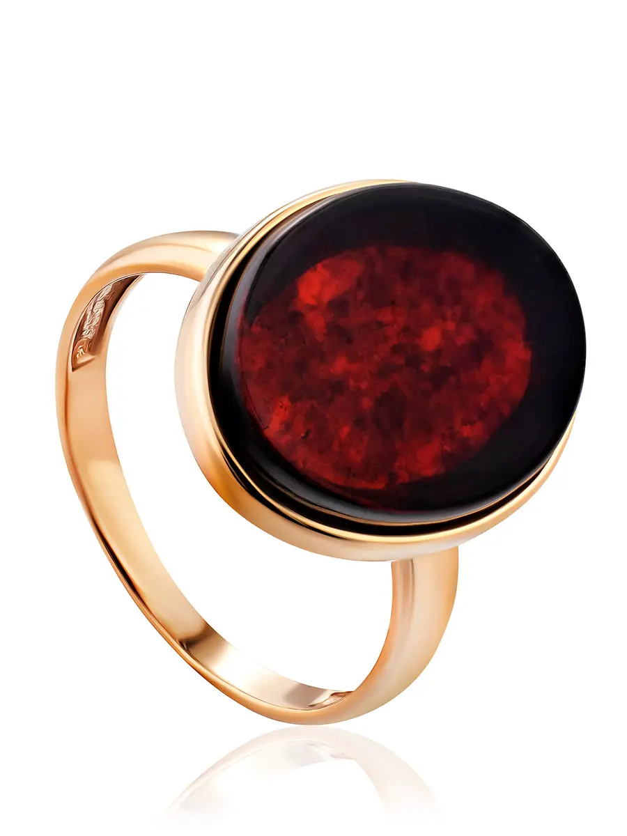 картинка Стильное лаконичное кольцо «Бенефис» из золоченого серебра и вишнёвого янтаря в онлайн магазине