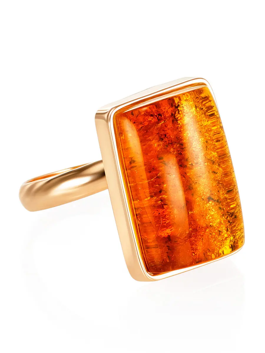 картинка Яркое прямоугольное кольцо из позолоченного серебра и коньячного янтаря в онлайн магазине
