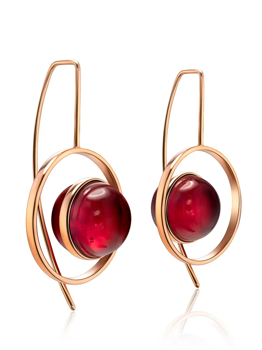 картинка Необычные серьги-крючки с янтарём ярко-красного цвета «Юпитер» в онлайн магазине