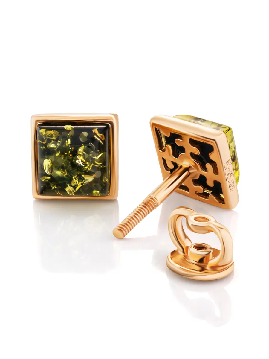 картинка Золотые серьги-пусеты квадратной формы из натурального зелёного янтаря в онлайн магазине