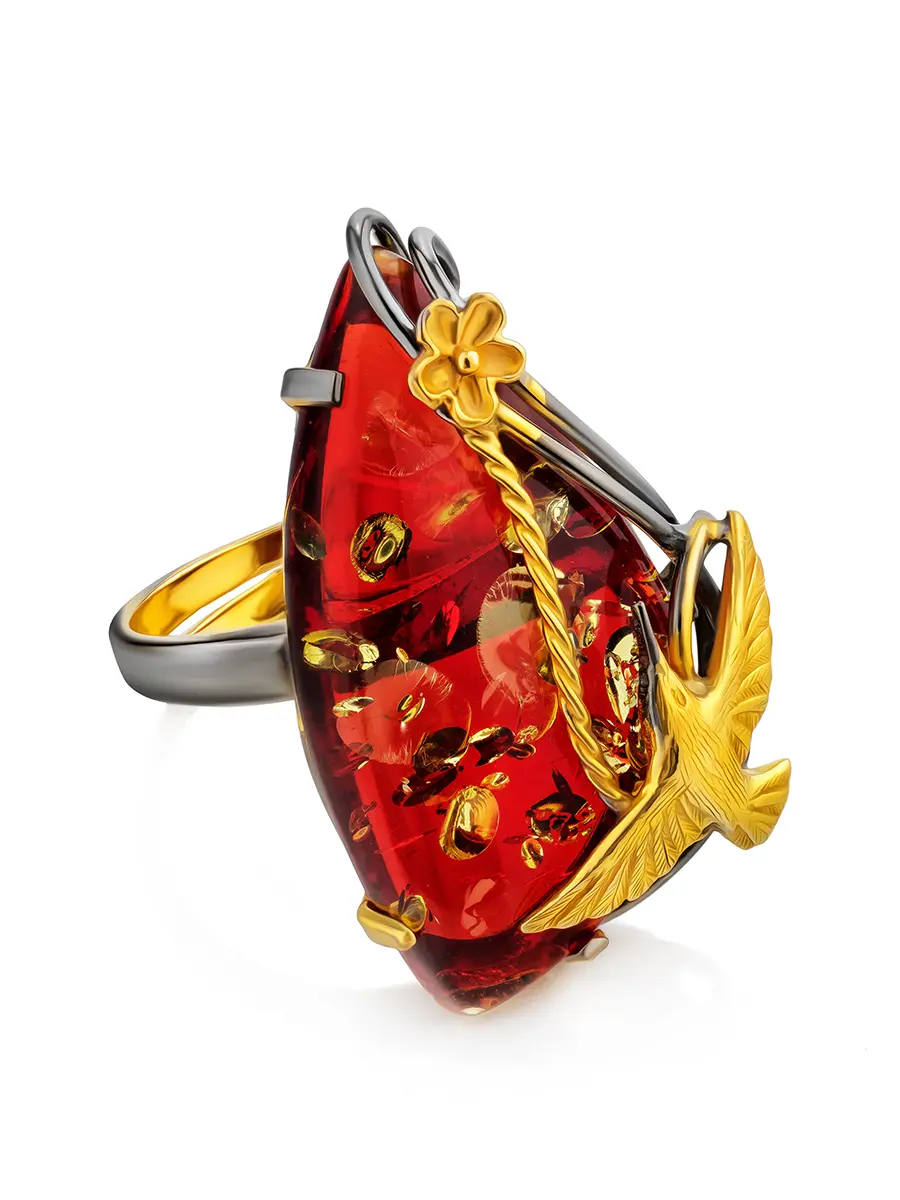картинка Яркое коктейльное кольцо «Колибри» из позолоченного серебра с рубиновым янтарём в онлайн магазине