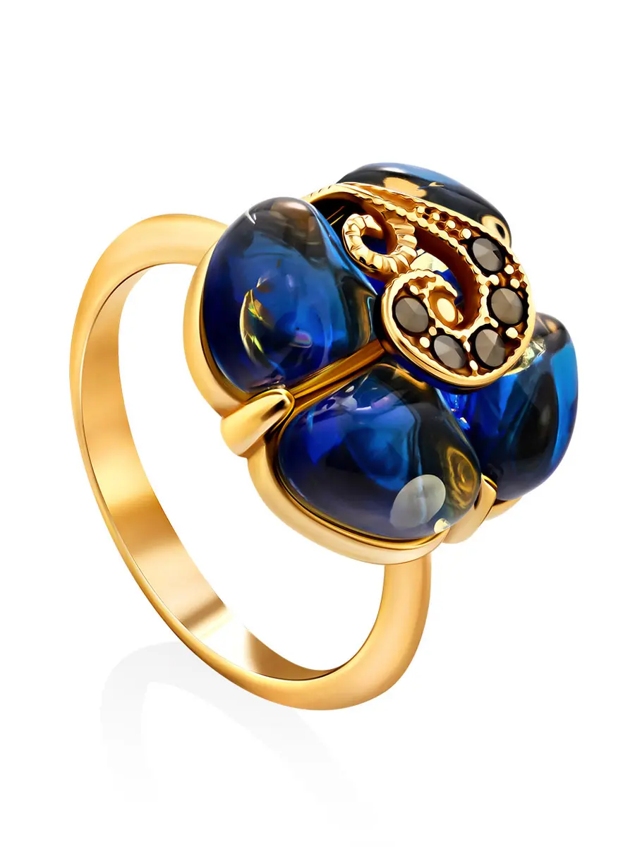 картинка Эффектное кольцо из позолоченного серебра с синим янтарём и марказитами «Лола» в онлайн магазине