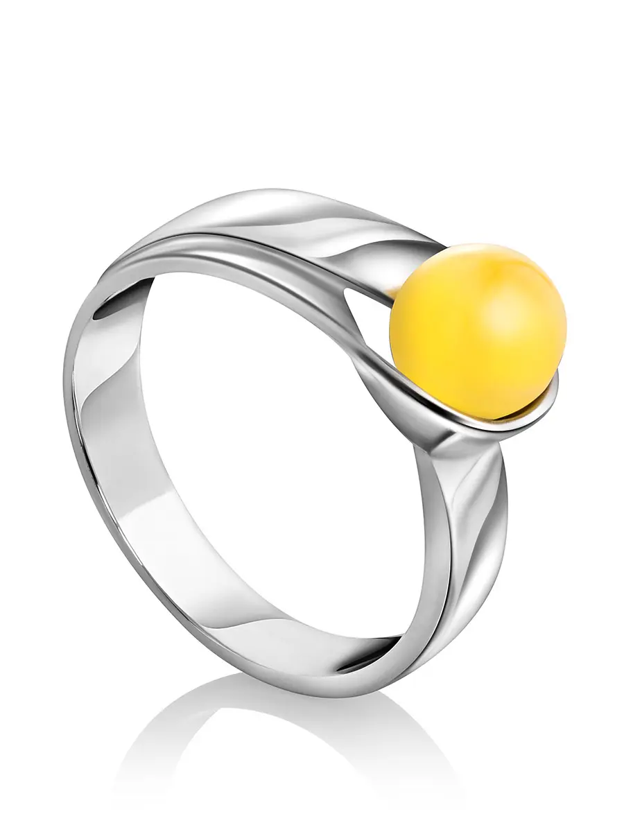 картинка Необычное кольцо с цельным медовым янтарём «Лея» в онлайн магазине