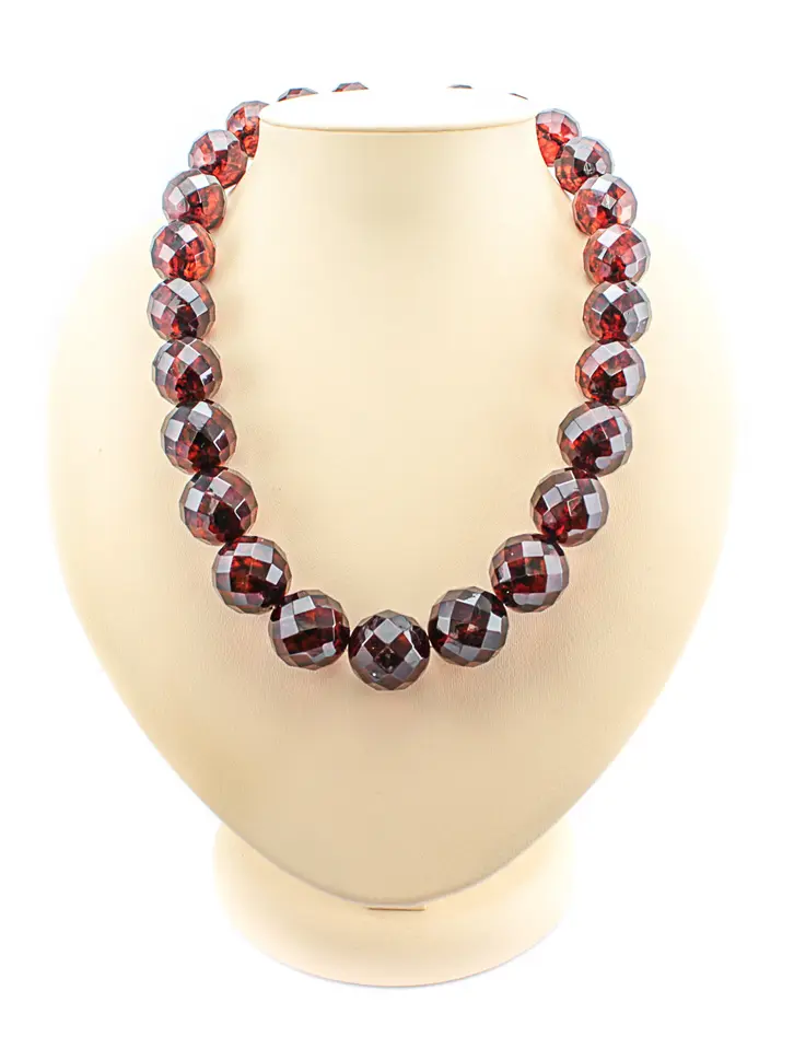 картинка Роскошные бусы из формованного янтаря темно-вишневого цвета «Шар с алмазной огранкой» в онлайн магазине