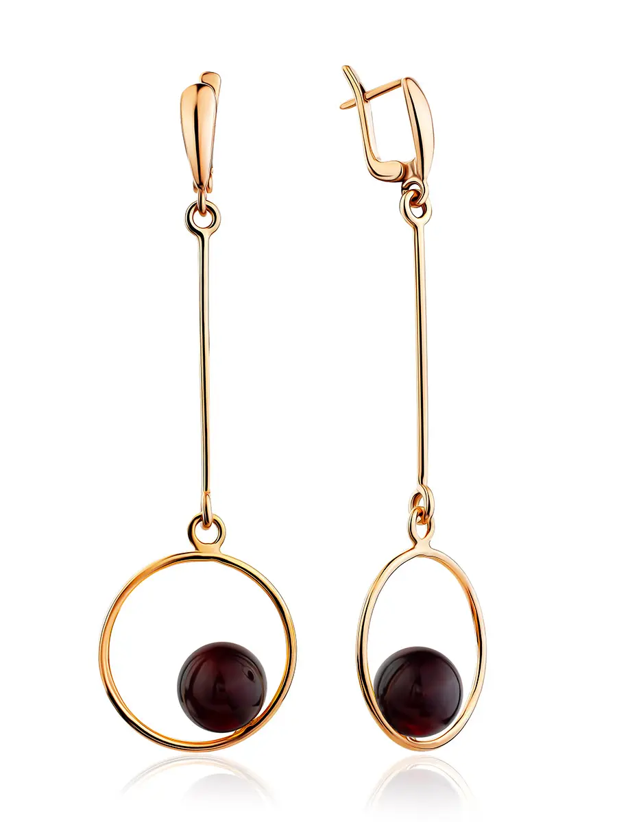картинка Серьги в хай-тек дизайне из позолоченного серебра и янтаря тёмно-вишнёвого цвета «Юпитер» в онлайн магазине