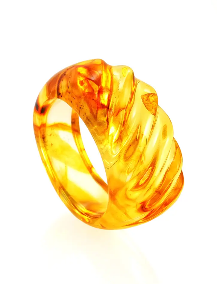 картинка Уникальное резное кольцо из натурального янтаря золотистого цвета «Везувий» в онлайн магазине