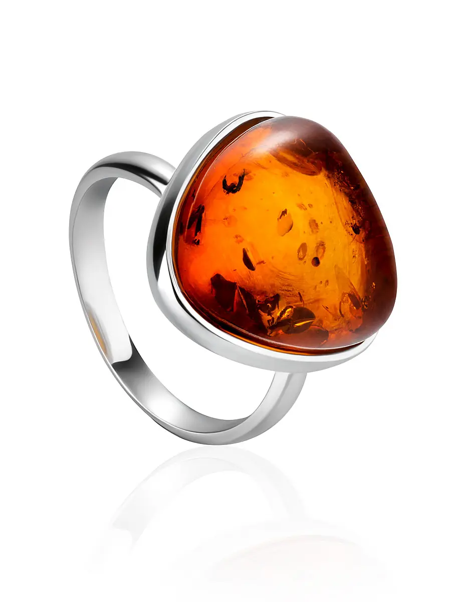 картинка Серебряное кольцо с натуральным искрящимся коньячным янтарем треугольной формы «Дельта» в онлайн магазине