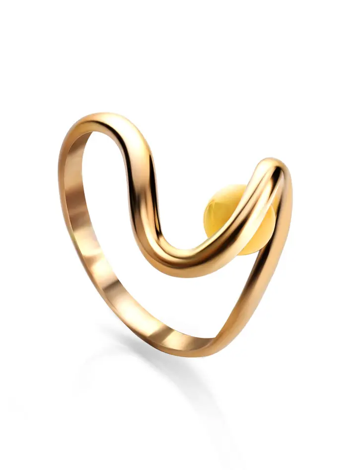 картинка Стильное кольцо «Лея» из позолоченного серебра и цельного янтаря в онлайн магазине